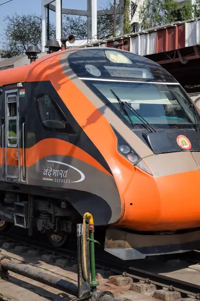 Varanasi, Hindistan, 24 Mart 2025 - Varanasi tren istasyonundan Delhi 'ye giden Vande Bharat Ekspres treni, Hindistan' ın en hızlı treni