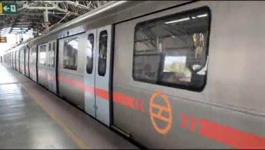 Yeni Delhi, Hindistan, 16 Nisan 2025 - Delhi treni Yeni Delhi, Hindistan, Asya 'daki Jhandewalan metro istasyonuna varıyor.