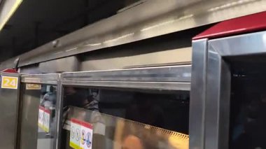 Yeni Delhi, Hindistan, 16 Nisan 2025 - Delhi treni Yeni Delhi, Hindistan, Asya 'daki Jhandewalan metro istasyonuna varıyor.