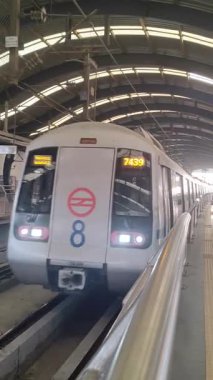 Yeni Delhi, Hindistan, 16 Nisan 2025 - Delhi treni Yeni Delhi, Hindistan, Asya 'daki Jhandewalan metro istasyonuna varıyor.