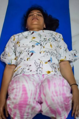 Evde yoga yapan genç Hintli bir kadın çevrimiçi yoga seansında güzel bir kız temel yoga pozisyonunda Asyalı bir kadın kapalı alanda yoga yapıyor.