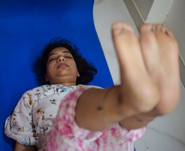 Evde yoga yapan genç Hintli bir kadın çevrimiçi yoga seansında güzel bir kız temel yoga pozisyonunda Asyalı bir kadın kapalı alanda yoga yapıyor.