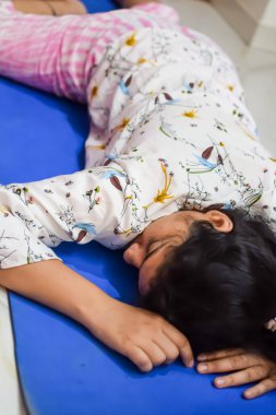 Evde yoga yapan genç Hintli bir kadın çevrimiçi yoga seansında güzel bir kız temel yoga pozisyonunda Asyalı bir kadın kapalı alanda yoga yapıyor.