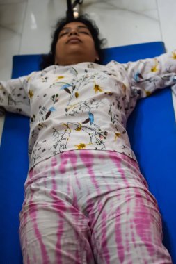 Evde yoga yapan genç Hintli bir kadın çevrimiçi yoga seansında güzel bir kız temel yoga pozisyonunda Asyalı bir kadın kapalı alanda yoga yapıyor.