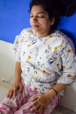 Evde yoga yapan genç Hintli bir kadın çevrimiçi yoga seansında güzel bir kız temel yoga pozisyonunda Asyalı bir kadın kapalı alanda yoga yapıyor.