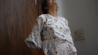 Evde yoga yapan genç Hintli bir kadın çevrimiçi yoga seansında güzel bir kız temel yoga pozisyonunda Asyalı bir kadın kapalı alanda yoga yapıyor. 