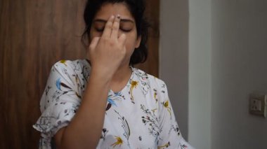 Evde yoga yapan genç Hintli bir kadın çevrimiçi yoga seansında güzel bir kız temel yoga pozisyonunda Asyalı bir kadın kapalı alanda yoga yapıyor. 