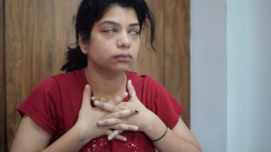 Evde yoga yapan genç Hintli bir kadın çevrimiçi yoga seansında güzel bir kız temel yoga pozisyonunda Asyalı bir kadın kapalı alanda yoga yapıyor. 