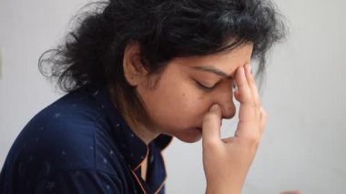 Evde yoga yapan genç Hintli bir kadın çevrimiçi yoga seansında güzel bir kız temel yoga pozisyonunda Asyalı bir kadın kapalı alanda yoga yapıyor. 