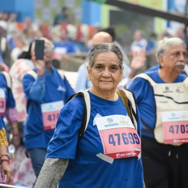 Yeni Delhi, Hindistan - 20 Ekim 2024 - Vedanta Delhi Yarı Maraton yarışına katılan yaşlılar maraton katılımcılarının bitiş çizgisini geçmek üzere oldukları Delhi Yarı Maratonu 2024