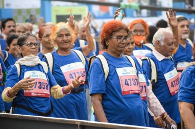Yeni Delhi, Hindistan - 20 Ekim 2024 - Vedanta Delhi Yarı Maraton yarışına katılan yaşlılar maraton katılımcılarının bitiş çizgisini geçmek üzere oldukları Delhi Yarı Maratonu 2024