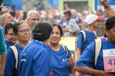 Yeni Delhi, Hindistan - 20 Ekim 2024 - Vedanta Delhi Yarı Maraton yarışına katılan yaşlılar maraton katılımcılarının bitiş çizgisini geçmek üzere oldukları Delhi Yarı Maratonu 2024