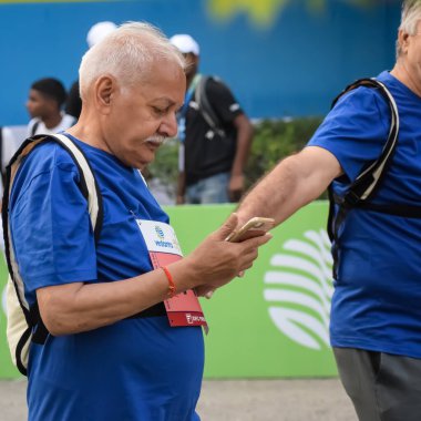 Yeni Delhi, Hindistan - 20 Ekim 2024 - Vedanta Delhi Yarı Maraton yarışına katılan yaşlılar maraton katılımcılarının bitiş çizgisini geçmek üzere oldukları Delhi Yarı Maratonu 2024