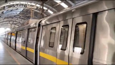 Yeni Delhi, Hindistan, 16 Nisan 2025 - Delhi treni Yeni Delhi, Hindistan, Asya 'daki Jhandewalan metro istasyonuna varıyor.