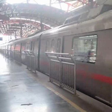 Yeni Delhi, Hindistan, 16 Nisan 2025 - Delhi treni Yeni Delhi, Hindistan, Asya 'daki Jhandewalan metro istasyonuna varıyor.