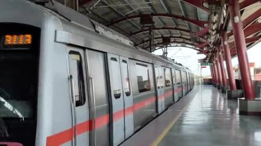 Yeni Delhi, Hindistan, 16 Nisan 2025 - Delhi treni Yeni Delhi, Hindistan, Asya 'daki Jhandewalan metro istasyonuna varıyor.
