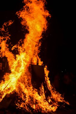 Siyah arka planda alevler, alev alev dokusu arka planda, çok güzel, ateş yanıyor, ateş odun ve inek gübresi ateşiyle yanıyor.