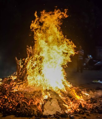 Siyah arka planda alevler, alev alev dokusu arka planda, çok güzel, ateş yanıyor, ateş odun ve inek gübresi ateşiyle yanıyor.