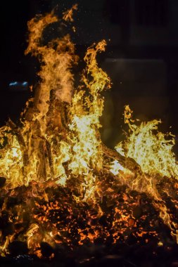 Siyah arka planda alevler, alev alev dokusu arka planda, çok güzel, ateş yanıyor, ateş odun ve inek gübresi ateşiyle yanıyor.