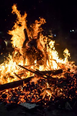 Siyah arka planda alevler, alev alev dokusu arka planda, çok güzel, ateş yanıyor, ateş odun ve inek gübresi ateşiyle yanıyor.