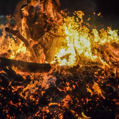 Siyah arka planda alevler, alev alev dokusu arka planda, çok güzel, ateş yanıyor, ateş odun ve inek gübresi ateşiyle yanıyor.