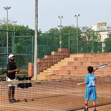 Delhi, Hindistan, 17 Şubat 2025 - Maha Open için kil tenis kortunda antrenörlük yapan genç tenisçiler, yaklaşan turnuva için küçük tenis oyuncuları antrenman yapıyor