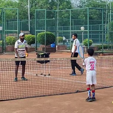 Delhi, Hindistan, 17 Şubat 2025 - Maha Open için kil tenis kortunda antrenörlük yapan genç tenisçiler, yaklaşan turnuva için küçük tenis oyuncuları antrenman yapıyor