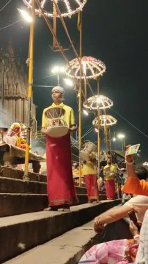 Varanasi, Hindistan - 23 Mart 2025 Dünyaca ünlü Ganga Aarti her akşam Dashashwamedh Ghat 'ta sahne alıyor.