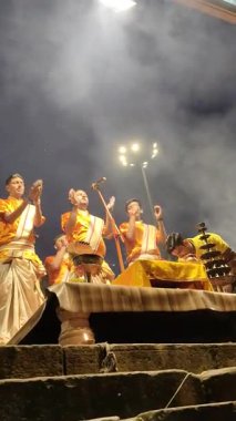 Varanasi, Hindistan - 23 Mart 2025 Dünyaca ünlü Ganga Aarti her akşam Dashashwamedh Ghat 'ta sahne alıyor.