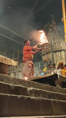 Varanasi, Hindistan - 23 Mart 2025 Dünyaca ünlü Ganga Aarti her akşam Dashashwamedh Ghat 'ta sahne alıyor.