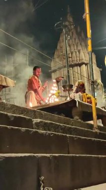 Varanasi, Hindistan - 23 Mart 2025 Dünyaca ünlü Ganga Aarti her akşam Dashashwamedh Ghat 'ta sahne alıyor.