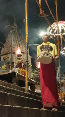 Varanasi, Hindistan - 23 Mart 2025 Dünyaca ünlü Ganga Aarti her akşam Dashashwamedh Ghat 'ta sahne alıyor.