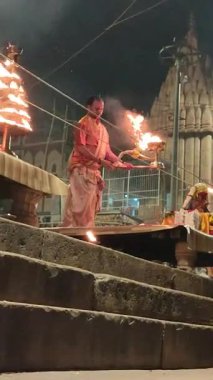 Varanasi, Hindistan - 23 Mart 2025 Dünyaca ünlü Ganga Aarti her akşam Dashashwamedh Ghat 'ta sahne alıyor.