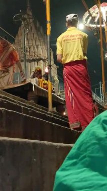Varanasi, Hindistan - 23 Mart 2025 Dünyaca ünlü Ganga Aarti her akşam Dashashwamedh Ghat 'ta sahne alıyor.