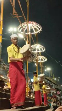 Varanasi, Hindistan - 23 Mart 2025 Dünyaca ünlü Ganga Aarti her akşam Dashashwamedh Ghat 'ta sahne alıyor.