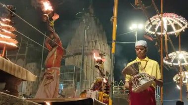 Varanasi, Hindistan - 23 Mart 2025 Dünyaca ünlü Ganga Aarti her akşam Dashashwamedh Ghat 'ta sahne alıyor.