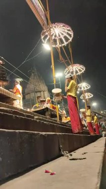 Varanasi, Hindistan - 23 Mart 2025 Dünyaca ünlü Ganga Aarti her akşam Dashashwamedh Ghat 'ta sahne alıyor.
