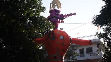 Dussehra festivali sırasında Dussehra 'da, Hindistan, Delhi' de Ramleela 'da, Ravana' nın büyük heykeli, Dussera Fuarı sırasında, Lord Rama 'nın zaferini kutlamak için ateşlendi.