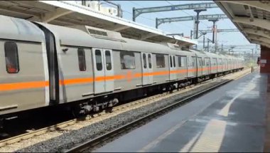 Yeni Delhi, Hindistan, 16 Nisan 2025 - Delhi treni Yeni Delhi, Hindistan, Asya 'daki Jhandewalan metro istasyonuna varıyor.