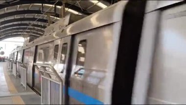 Yeni Delhi, Hindistan, 16 Nisan 2025 - Delhi treni Yeni Delhi, Hindistan, Asya 'daki Jhandewalan metro istasyonuna varıyor.