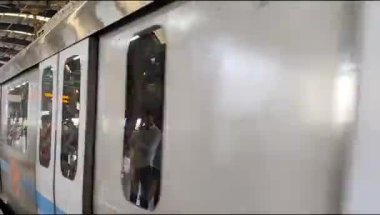 Yeni Delhi, Hindistan, 16 Nisan 2025 - Delhi treni Yeni Delhi, Hindistan, Asya 'daki Jhandewalan metro istasyonuna varıyor.