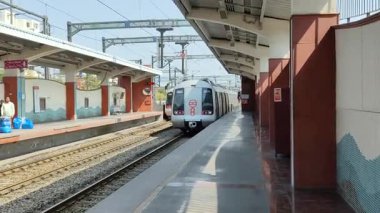 Yeni Delhi, Hindistan, 16 Nisan 2025 - Delhi treni Yeni Delhi, Hindistan, Asya 'daki Jhandewalan metro istasyonuna varıyor.
