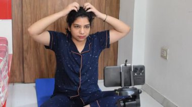 Evde yoga yapan genç Hintli bir kadın çevrimiçi yoga seansında güzel bir kız temel yoga pozisyonunda Asyalı bir kadın kapalı alanda yoga yapıyor. 