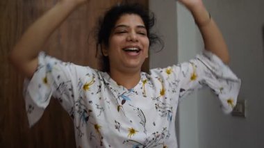 Evde yoga yapan genç Hintli bir kadın çevrimiçi yoga seansında güzel bir kız temel yoga pozisyonunda Asyalı bir kadın kapalı alanda yoga yapıyor. 