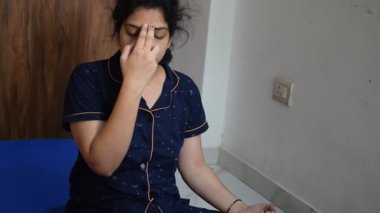 Evde yoga yapan genç Hintli bir kadın çevrimiçi yoga seansında güzel bir kız temel yoga pozisyonunda Asyalı bir kadın kapalı alanda yoga yapıyor. 