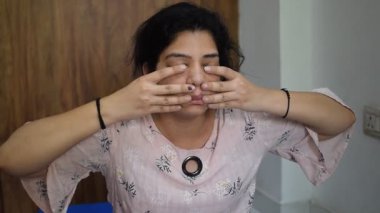 Evde yoga yapan genç Hintli bir kadın çevrimiçi yoga seansında güzel bir kız temel yoga pozisyonunda Asyalı bir kadın kapalı alanda yoga yapıyor. 