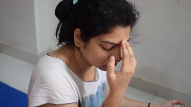 Evde yoga yapan genç Hintli bir kadın çevrimiçi yoga seansında güzel bir kız temel yoga pozisyonunda Asyalı bir kadın kapalı alanda yoga yapıyor. 