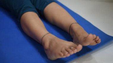 Evde yoga yapan genç Hintli bir kadın çevrimiçi yoga seansında güzel bir kız temel yoga pozisyonunda Asyalı bir kadın kapalı alanda yoga yapıyor. 