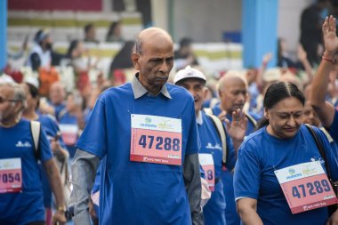 Yeni Delhi, Hindistan - 20 Ekim 2024 - Vedanta Delhi Yarı Maraton yarışına katılan yaşlılar maraton katılımcılarının bitiş çizgisini geçmek üzere oldukları Delhi Yarı Maratonu 2024