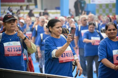 Yeni Delhi, Hindistan - 20 Ekim 2024 - Vedanta Delhi Yarı Maraton yarışına katılan yaşlılar maraton katılımcılarının bitiş çizgisini geçmek üzere oldukları Delhi Yarı Maratonu 2024